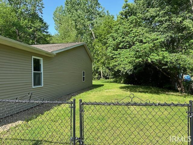 1221 N Lindbergh Dr, Bloomington, IN 47404 - view of yard