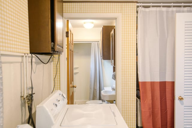 1818 Chochtimar Trl, Fort Wayne, IN 46808 - full bathroom featuring toilet, washing machine and dryer, wallpapered walls, and a shower with shower curtain