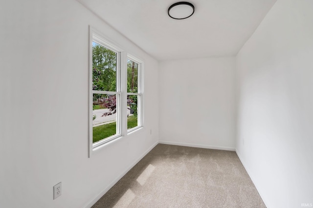 516 W Pike St, Warsaw, IN 46580 - carpeted empty room featuring baseboards
