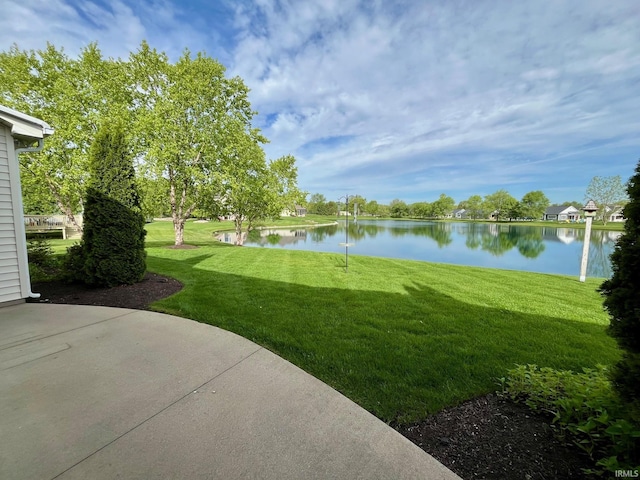 view of grassy yard with a water view