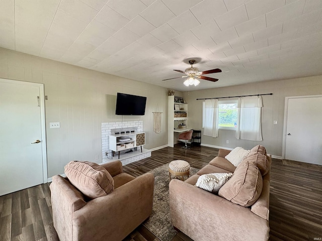 living area featuring dark wood-type flooring and a ceiling fan