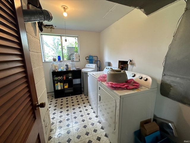 3586 E 100 S, Kokomo, IN 46902 - laundry area featuring washer and dryer and light floors
