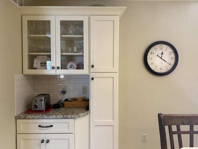 2110 Denson Ave, Bedford, IN 47421 - bar area with backsplash