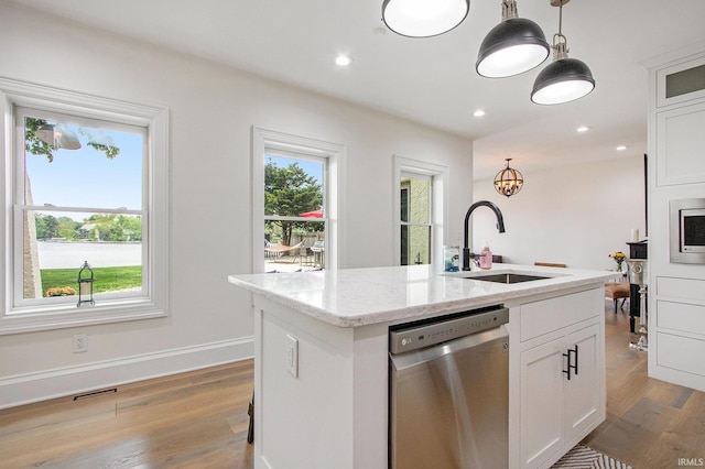 4 Edgewater Pl, Elkhart, IN 46516 - kitchen featuring stainless steel appliances, a sink, recessed lighting, light wood-style flooring, and decorative light fixtures