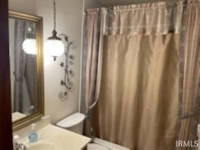 206 Pine St, Vincennes, IN 47591 - full bathroom with toilet, vanity, and curtained shower