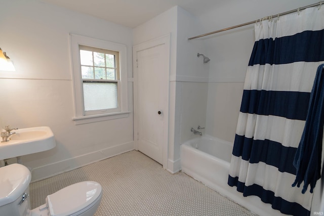 full bathroom featuring toilet and shower / tub combo