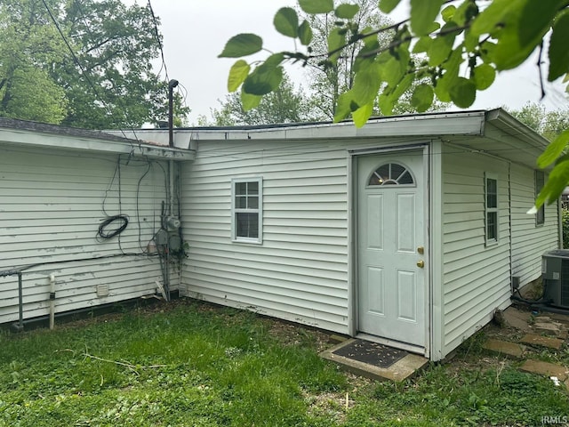 2711 S Villa Dr, Evansville, IN 47714 - view of outdoor structure featuring central air condition unit