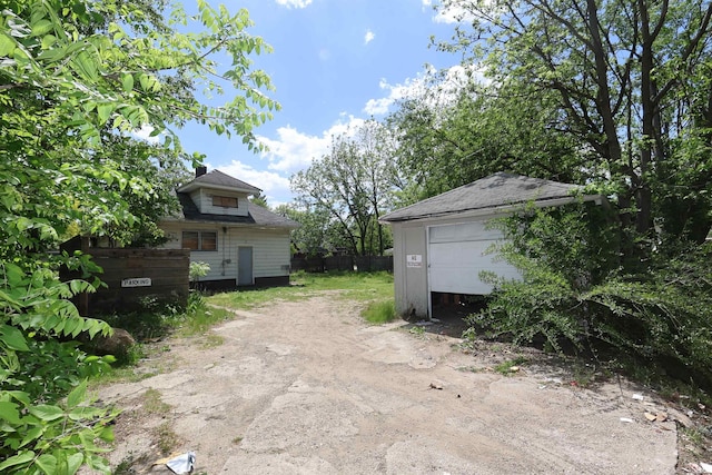 view of yard with an outdoor structure and a detached garage