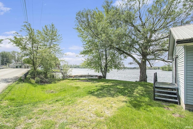 view of grassy yard featuring a water view