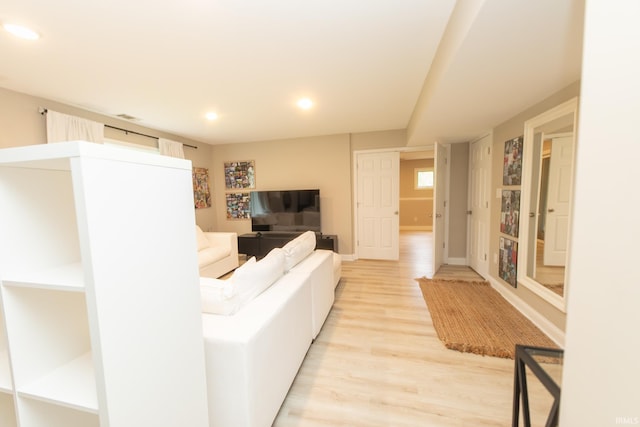 living area featuring recessed lighting, light wood-style flooring, and baseboards
