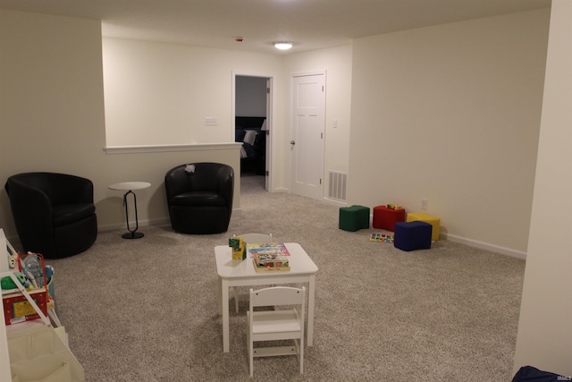 living area with carpet floors and baseboards