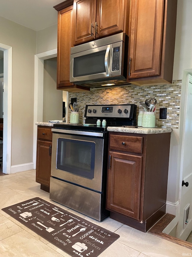 1304 Parkside Dr, Evansville, IN 47714 - kitchen featuring stainless steel appliances, backsplash, and baseboards