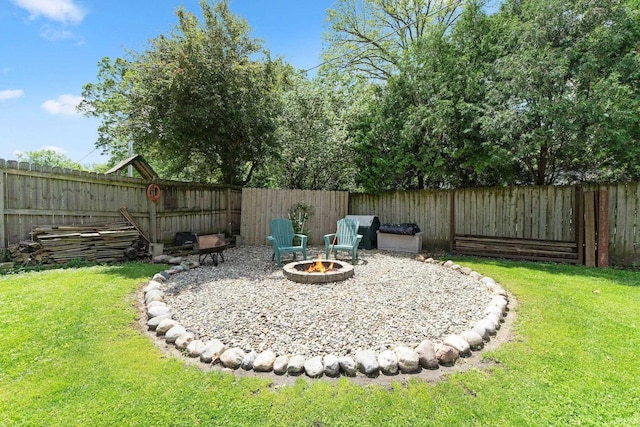 view of yard featuring an outdoor fire pit