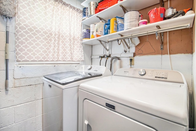 1652 N Sheridan St, South Bend, IN 46628 - washroom featuring washer and clothes dryer