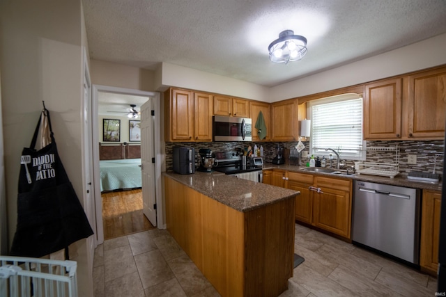 6330 Gardner Rd, Chandler, IN 47610 - kitchen featuring stainless steel appliances, a sink, tasteful backsplash, a peninsula, and a textured ceiling