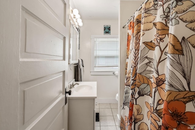 full bathroom featuring vanity, tile patterned floors, toilet, a shower with curtain, and baseboards