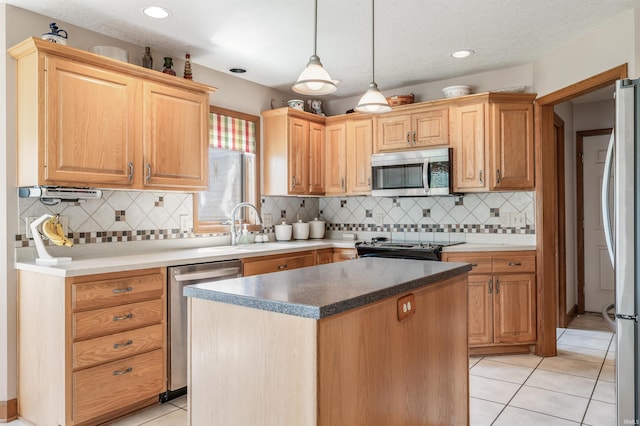 9725 Sea View Cv, Fort Wayne, IN 46835 - kitchen with stainless steel appliances, a sink, backsplash, light tile patterned floors, and a kitchen island