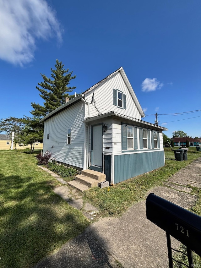 721 S Hackley St, Muncie, IN 47302 - view of front facade featuring a front lawn
