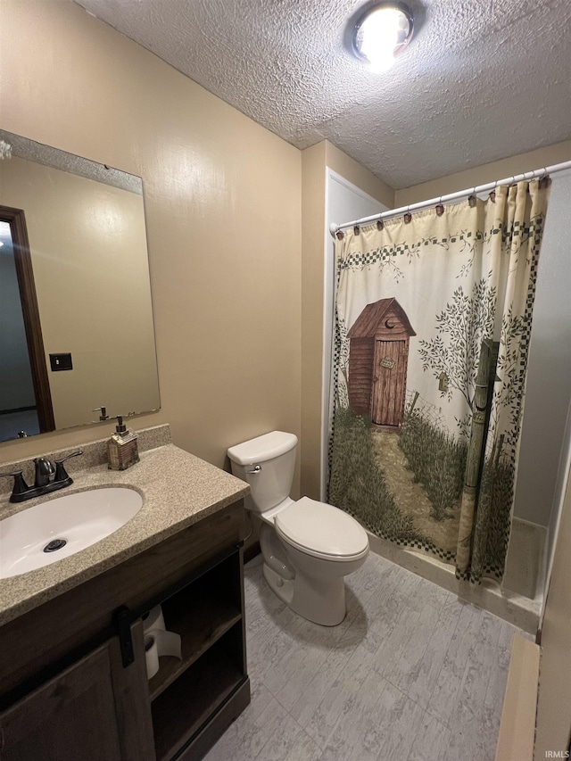 3613 Robin Dr, Kokomo, IN 46902 - bathroom with a textured ceiling, toilet, vanity, and curtained shower