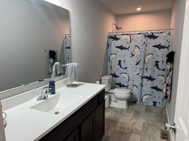 716 Gentry Ln, New Carlisle, IN 46552 - bathroom featuring toilet, vanity, wood finished floors, curtained shower, and recessed lighting