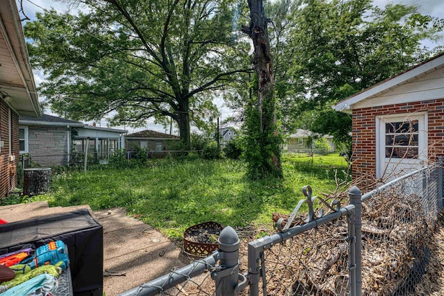 1616 N Roosevelt Dr, Evansville, IN 47711 - view of yard featuring central AC and fence