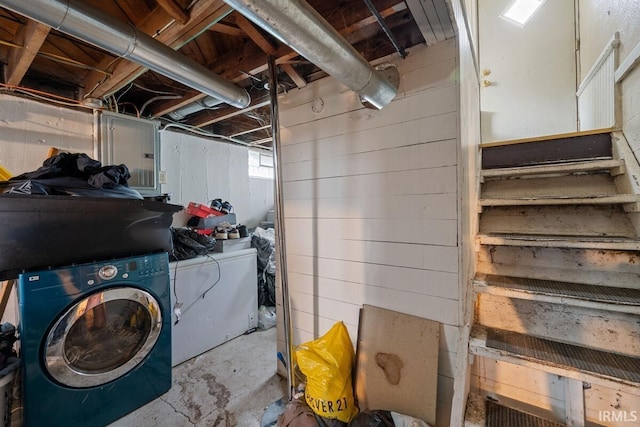 721 S Wellington St, South Bend, IN 46619 - clothes washing area with washer / dryer