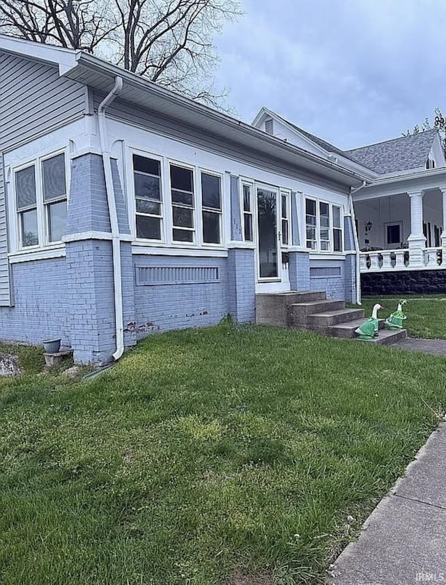 312 W Columbia St, Oakland City, IN 47660 - bungalow-style home with brick siding and a front lawn