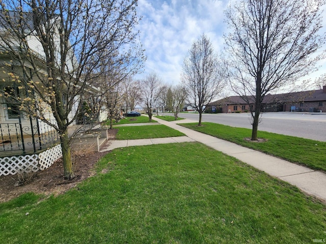 view of grassy yard featuring a residential view