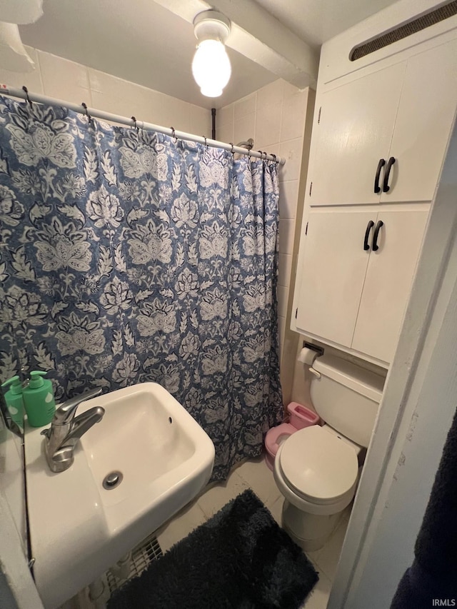 1206 King St, Lafayette, IN 47905 - full bath featuring toilet, a sink, tile patterned flooring, and a shower with curtain