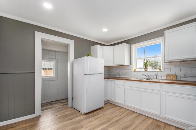 1614 Kendall St, South Bend, IN 46613 - kitchen with freestanding refrigerator, a sink, tasteful backsplash, light wood-style floors, and recessed lighting