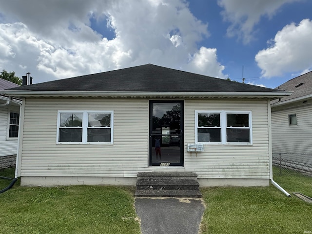 bungalow-style house featuring entry steps and a front lawn