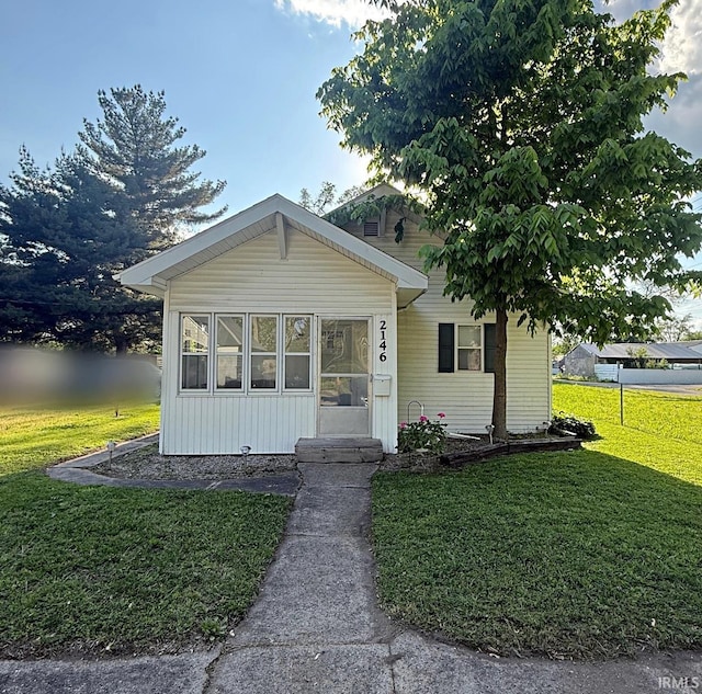 2146 N 20th St, Terre Haute, IN 47804 - bungalow-style home featuring a front yard
