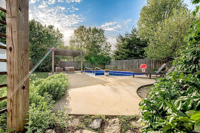 845 N Timberline Cir E, Warsaw, IN 46582 - view of swimming pool featuring a fenced backyard and a patio area
