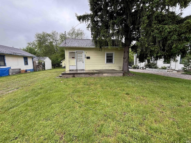 6714 Bradbury Ave, Fort Wayne, IN 46809 - view of front facade with a front yard