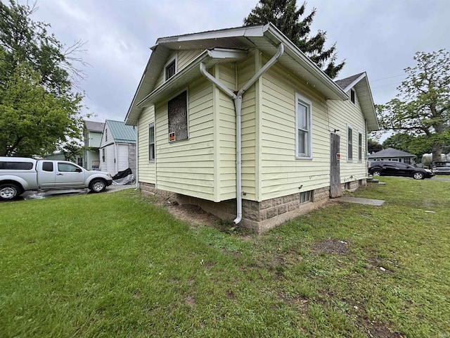 6714 Bradbury Ave, Fort Wayne, IN 46809 - view of property exterior with a yard