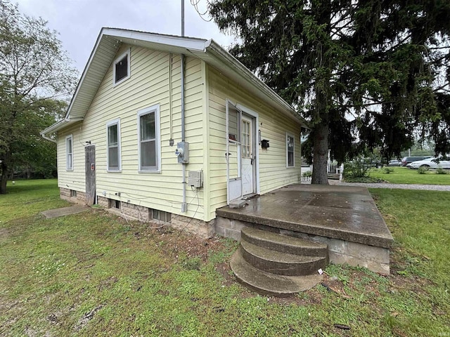 6714 Bradbury Ave, Fort Wayne, IN 46809 - view of side of home with a lawn