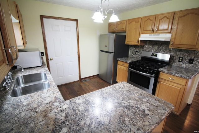 230 N Beechwood Dr, Ellettsville, IN 47429 - kitchen with stainless steel appliances, under cabinet range hood, a sink, and tasteful backsplash