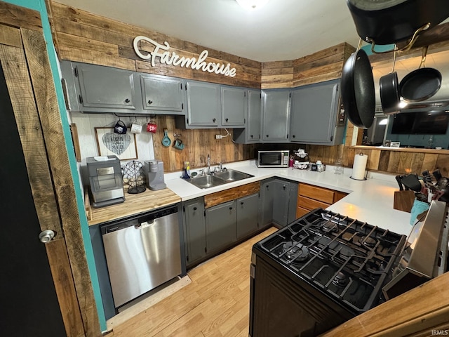 6008 N 600 E, Rochester, IN 46975 - kitchen with stainless steel appliances, a sink, gray cabinets, light wood-type flooring, and light countertops