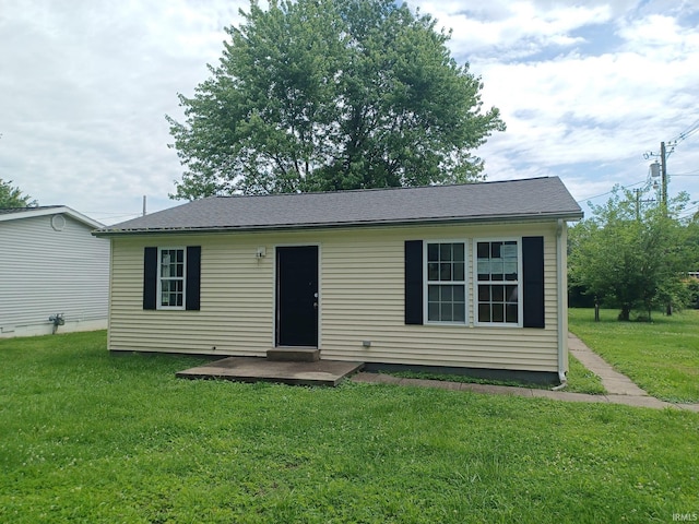 4020 N Fourth Ave, Evansville, IN 47711 - view of front facade with a front yard and a patio area