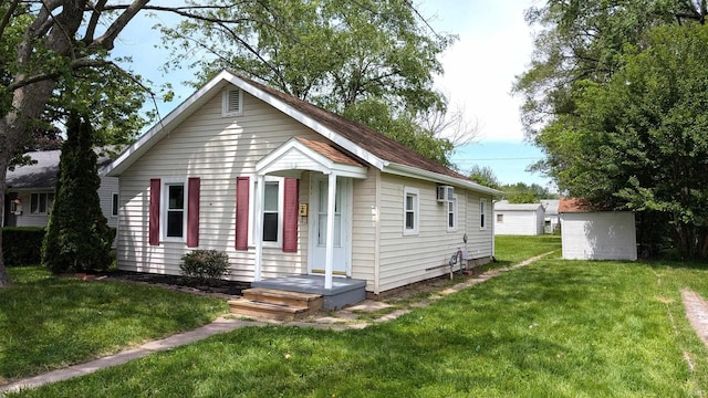 1720 W 10th St, Marion, IN 46953 - view of front of house with a front lawn