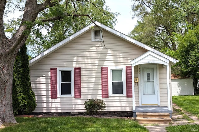 1720 W 10th St, Marion, IN 46953 - bungalow-style house featuring a front lawn