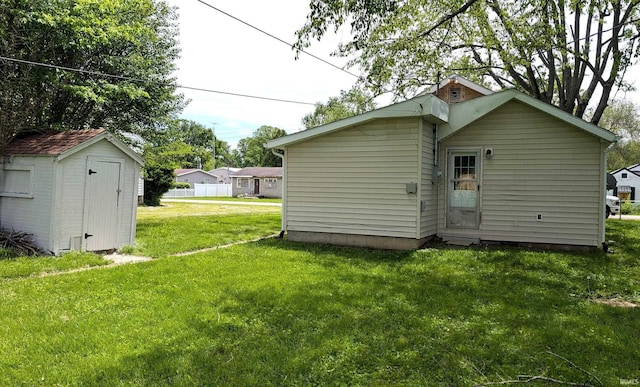 1720 W 10th St, Marion, IN 46953 - back of property with a lawn