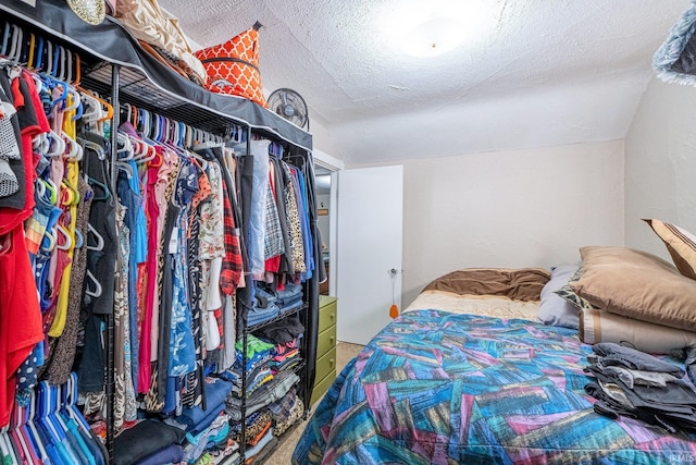 1437 Oakland St, Fort Wayne, IN 46808 - bedroom with lofted ceiling and a textured ceiling