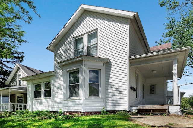 1437 Oakland St, Fort Wayne, IN 46808 - back of property featuring a porch and a yard