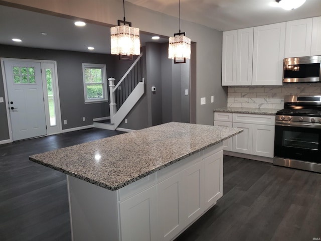 2607 S Airport Rd, Monticello, IN 47960 - kitchen featuring stainless steel appliances, a chandelier, dark wood-style floors, tasteful backsplash, and recessed lighting