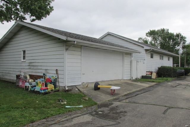 1908 E 18th St, Muncie, IN 47302 - view of side of property with an outbuilding