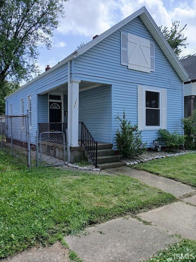 1237 E Illinois St, Evansville, IN 47711 - view of front facade featuring a front lawn and covered porch