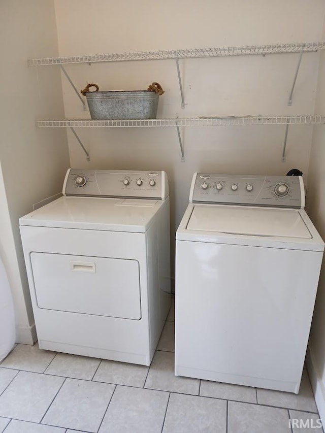 1237 E Illinois St, Evansville, IN 47711 - laundry area featuring washing machine and dryer and light tile patterned flooring