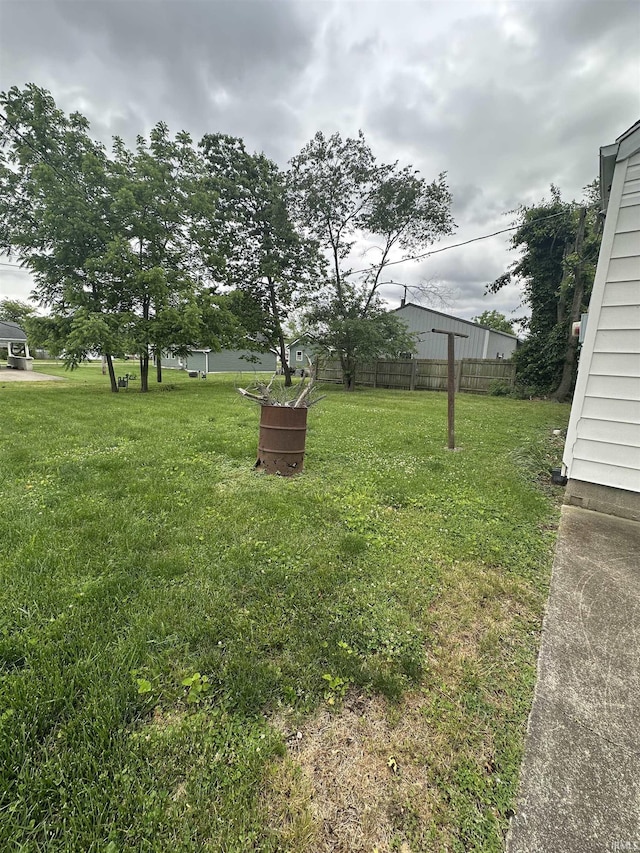 539 NE 9th St, Linton, IN 47441 - view of yard