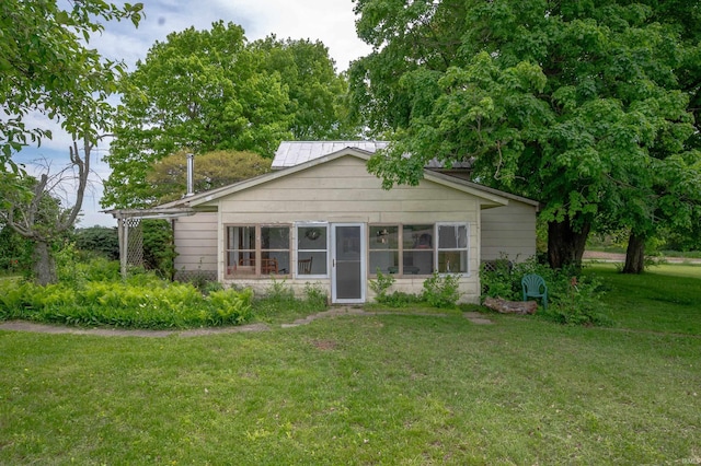 5668 E 500 S, Lynn, IN 47355 - bungalow-style home with a front lawn